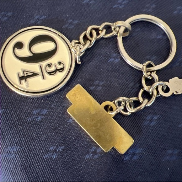 Harry Potter 9 3/4 Hogwarts Express Keychain - Picture 9 of 9
